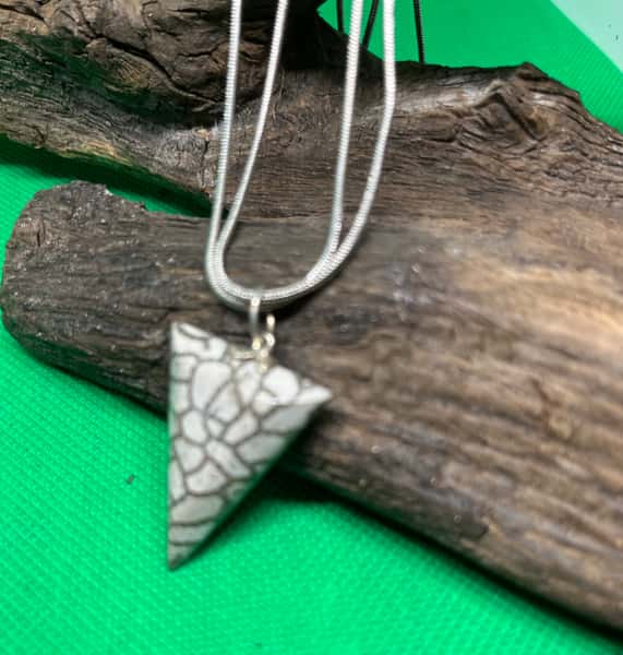 Halsband i kedjekorall