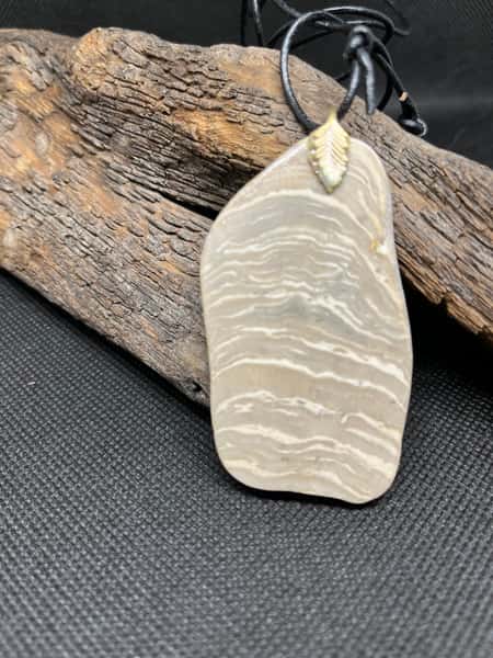 Halsband med fossil