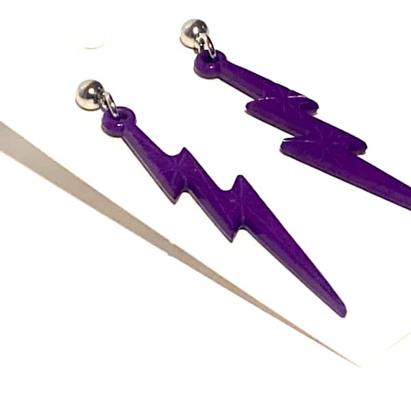 Lila blixt örhängen