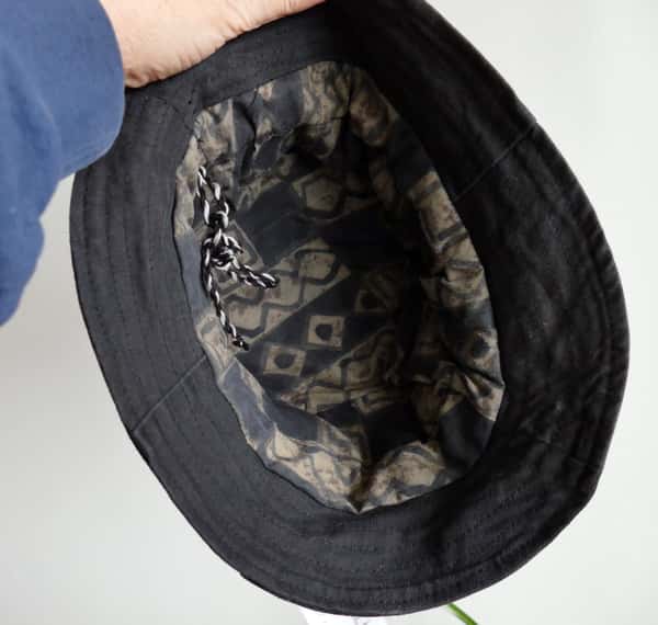 Buckethat/Fiskehatt sydd av svarta jeans. Cool rockig hatt i storlek 61-62 cm.