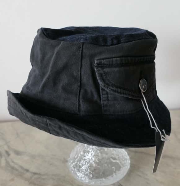 Buckethat/Fiskehatt sydd av svarta jeans. Cool rockig hatt i storlek 61-62 cm.