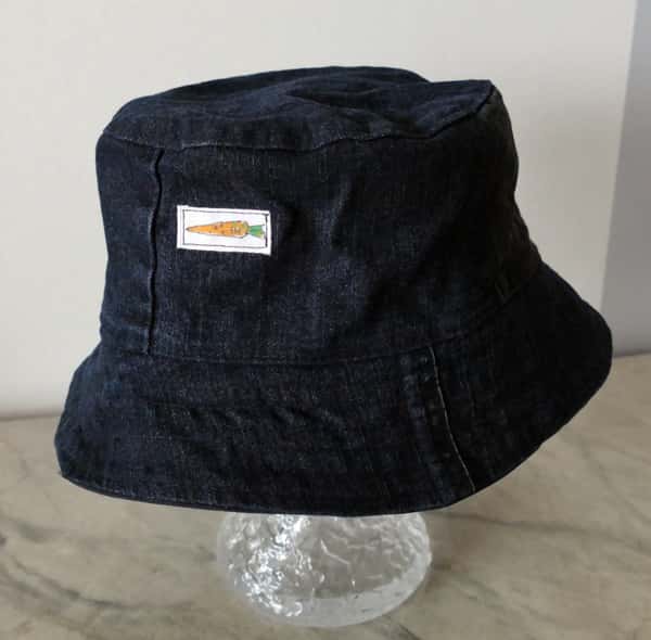 Buckethat/Fiskehatt sydd av svarta jeans. Cool rockig hatt i storlek 61-62 cm.