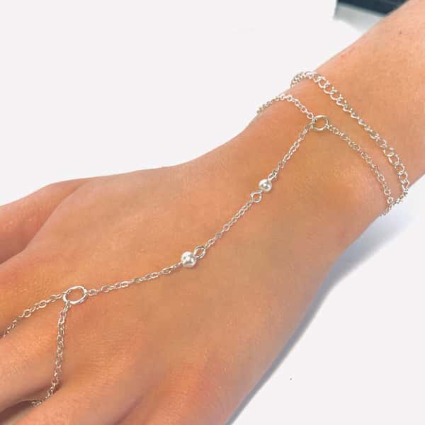 Armband med platinum kedjor och vita pearls