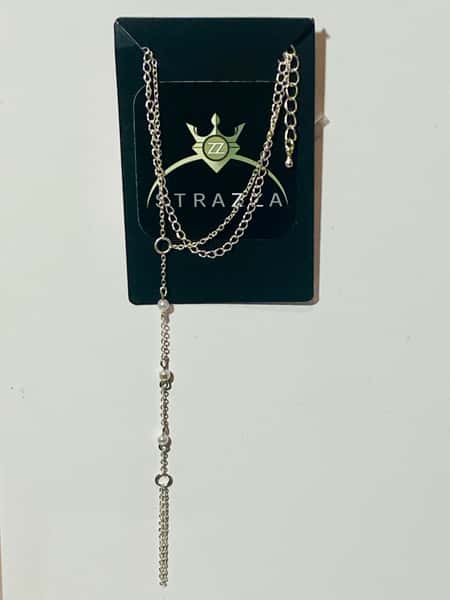 Armband med platinum kedjor och vita pearls