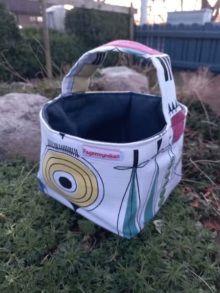 Brödkorg/förvaring av Picknicktyg och blå insida.