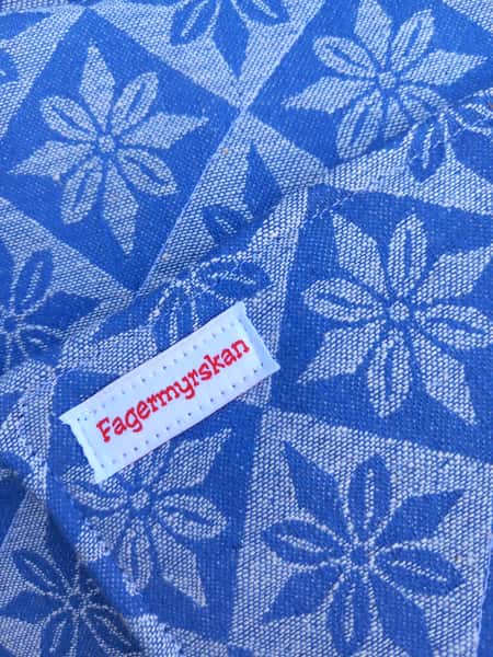 Klassiska grytlappar av blått bolstertyg.