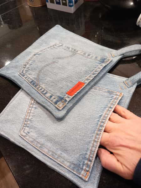 Fina jeansgrytlappar med fickor.