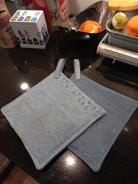 Fina jeansgrytlappar med fickor.