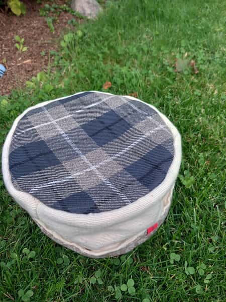 Fin brödkorg i beige bolstertyg och vit utsida.