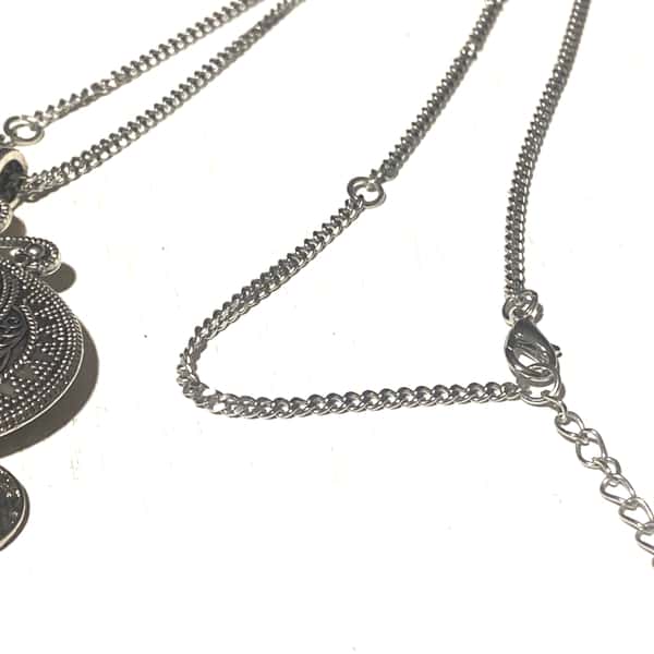 Halsband med stor mönstrad länk