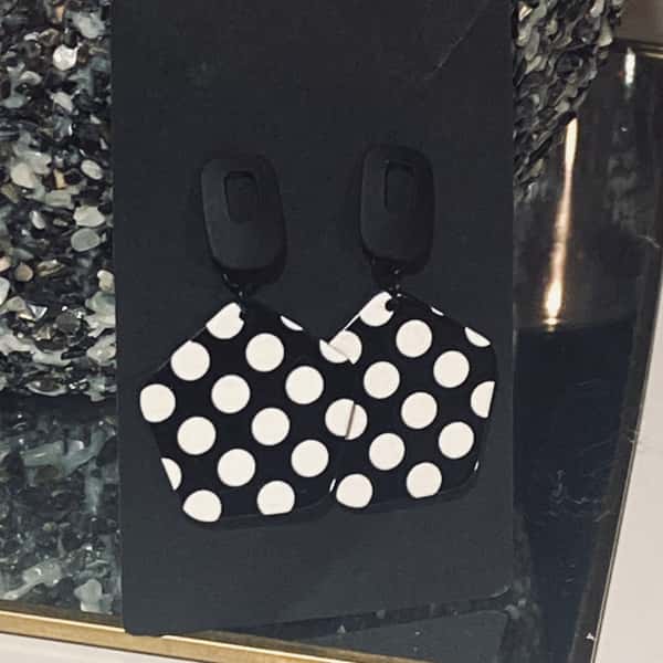 Örhängen svarta med vita prickar