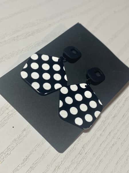 Örhängen svarta med vita prickar