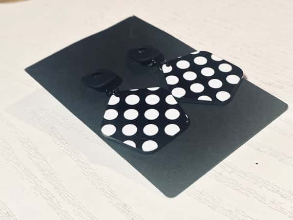 Örhängen svarta med vita prickar