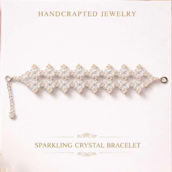 Armband av silverfärgade pärlor och genomskinliga kristaller