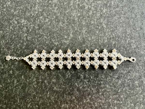 Armband av silverfärgade pärlor och genomskinliga kristaller