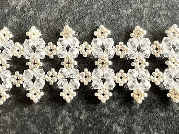 Armband av silverfärgade pärlor och genomskinliga kristaller