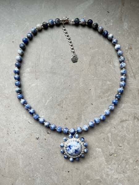 Halsband av naturliga sodalitpärlor