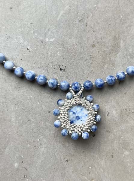 Halsband av naturliga sodalitpärlor