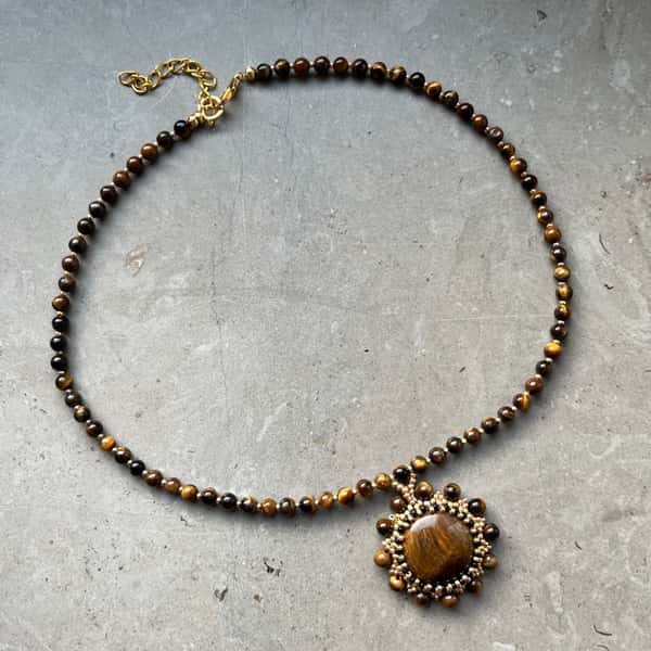 Elegant halsband av tigeröga