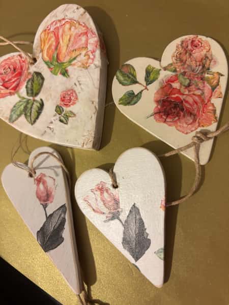 Handgjorda dekorhjärtan i trä – romantiska rosor – säljes som paket