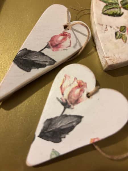 Handgjorda dekorhjärtan i trä – romantiska rosor – säljes som paket