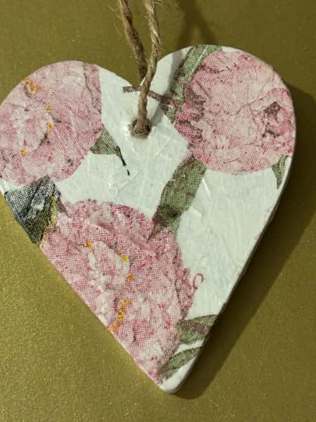 Litet handgjort trähjärta – dekorativ detalj