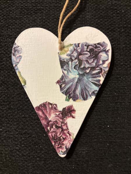 Handgjort hjärta med blommor & fjäril – romantisk dekoration 🦋✨