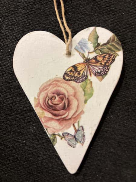 Handgjort hjärta med rosor & fjärilar – romantisk dekoration 🦋🌹