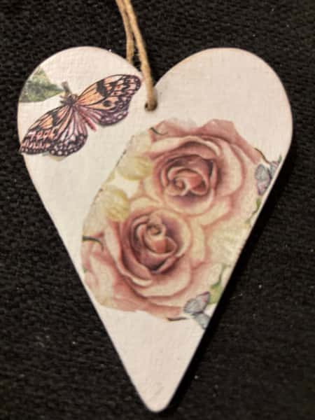 Handgjort hjärta med rosor & fjärilar – romantisk dekoration 🦋🌹