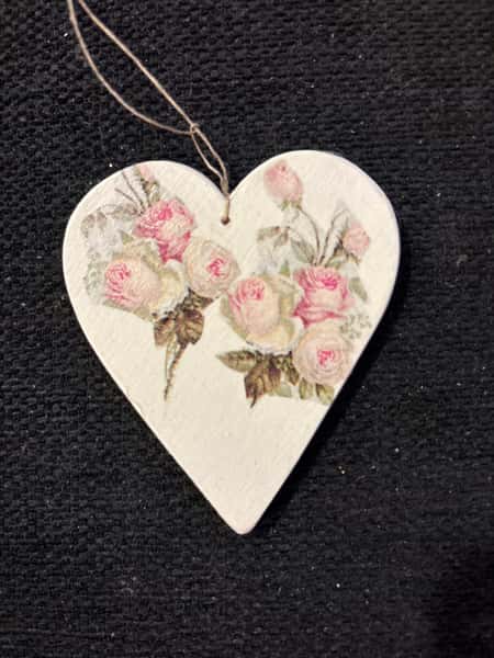 🌸 Handgjorda dekorationshjärtan – ReDesignByTess & Mikko