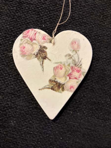 🌸 Handgjorda dekorationshjärtan – ReDesignByTess & Mikko