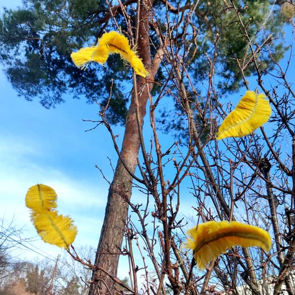 DIY-kit: 5 påskfjädrar av räddat tygspill