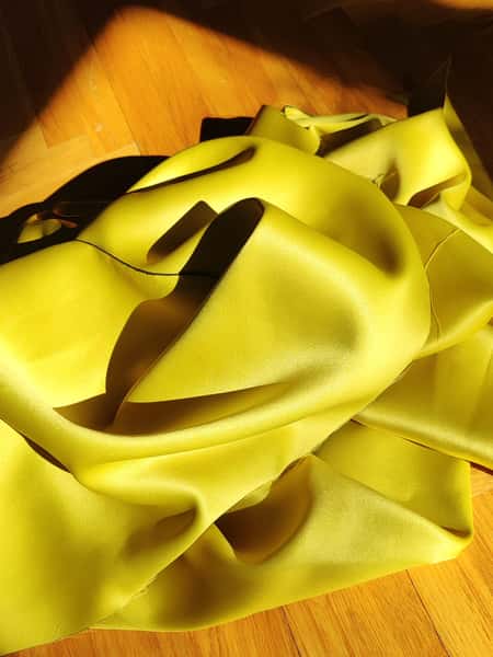 DIY-kit: 5 påskfjädrar av räddat tygspill