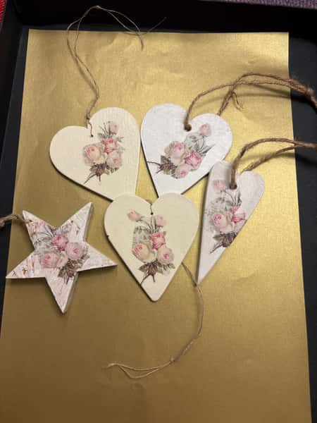 Handgjorda hjärtan med rosor – unika detaljer
