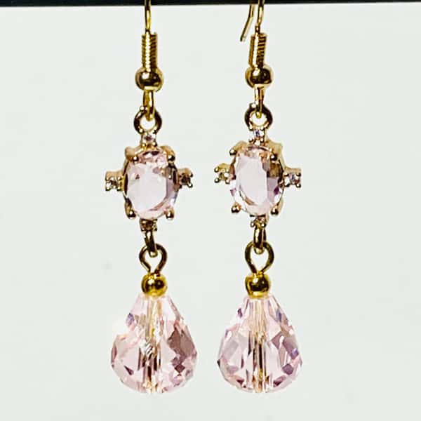 Örhängen med rosa ädelstenar