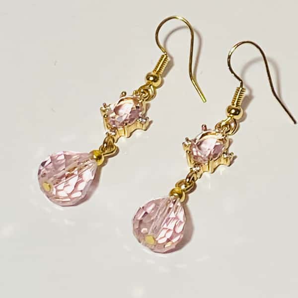 Örhängen med rosa ädelstenar