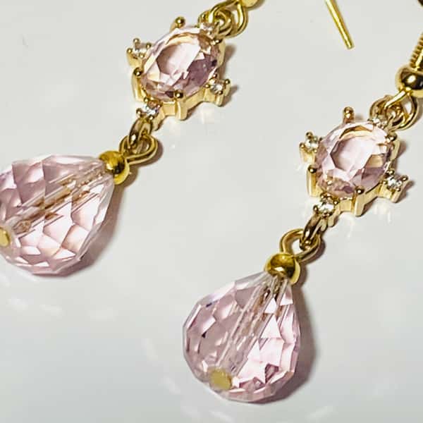 Örhängen med rosa ädelstenar