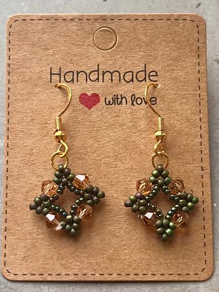 Örhängen i gröna och amberfärgade glaspärlor