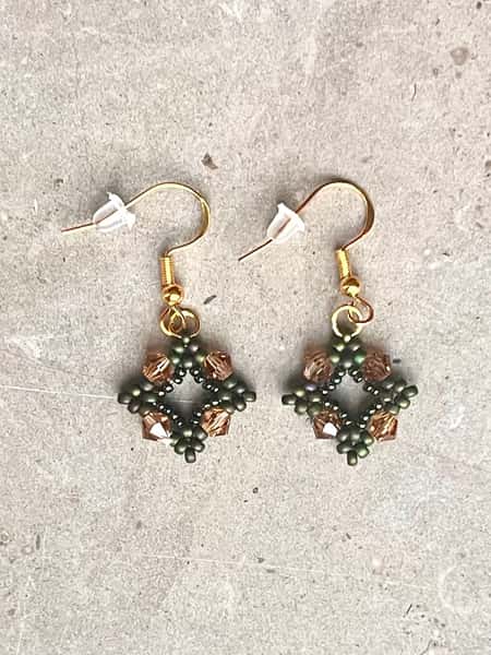 Örhängen i gröna och amberfärgade glaspärlor