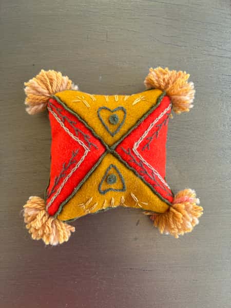 Nåldyna - skarvsöm och yllebroderi