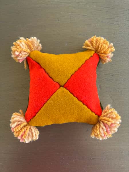 Nåldyna - skarvsöm och yllebroderi