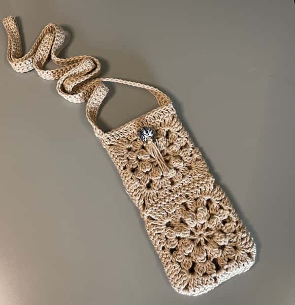 Virkad mobilväska