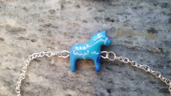 Dalahäst armband i polymerlera och rostfritt stål
