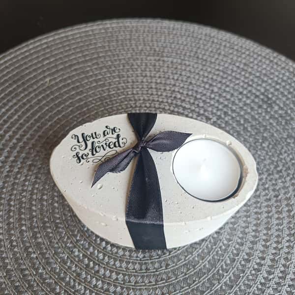 Handgjord värmeljushållare i betong med texten  – "You Are Loved"