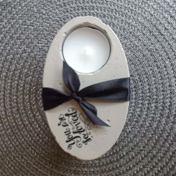 Handgjord värmeljushållare i betong med texten  – "You Are Loved"