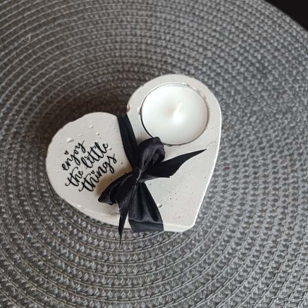 Hjärtformad värmeljushållare i betong med texten "Enjoy the little things"