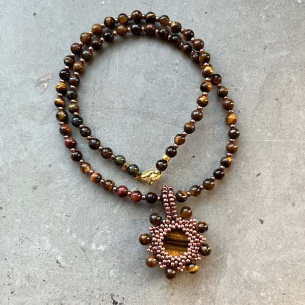 Handgjort halsband av tigeröga pärlor