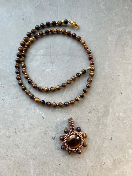 Handgjort halsband av tigeröga pärlor