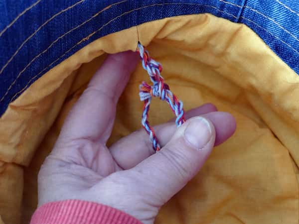 Jeanshatt, buckethat. Snygg och moderiktig hatt av återbrukade jeans.