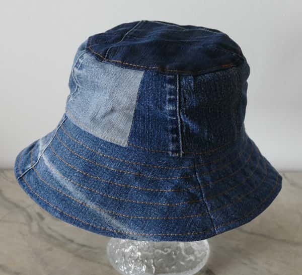 Jeanshatt, buckethat. Snygg och moderiktig hatt av återbrukade jeans.